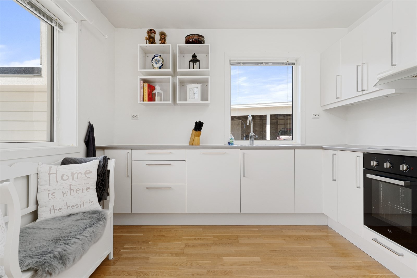 Kjøkkeninnredning er med hvite slette fronter og grå benkeplate. Her er det god skap- og skuffplass. Galleribilde