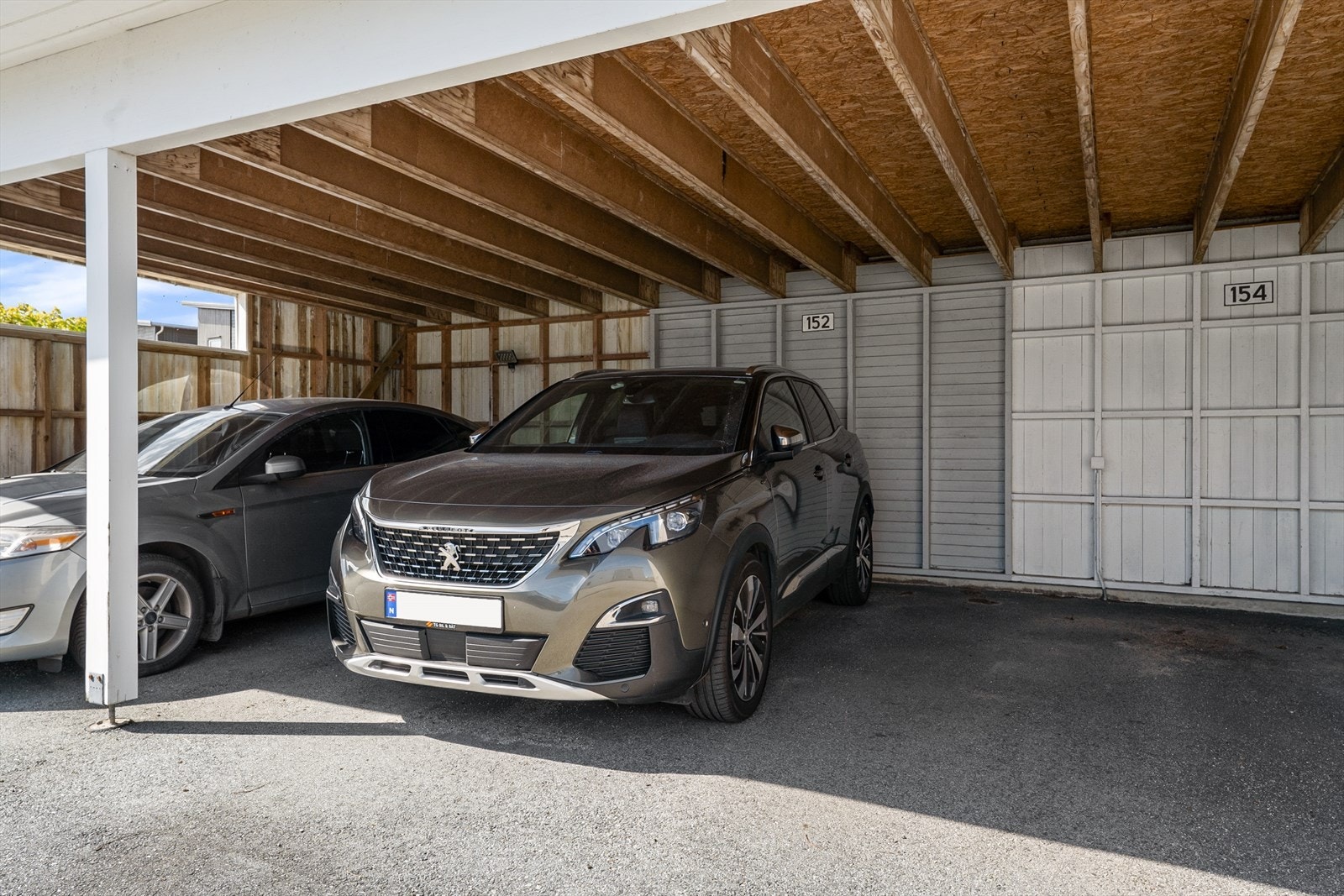 Egen parkering i carport. Galleribilde