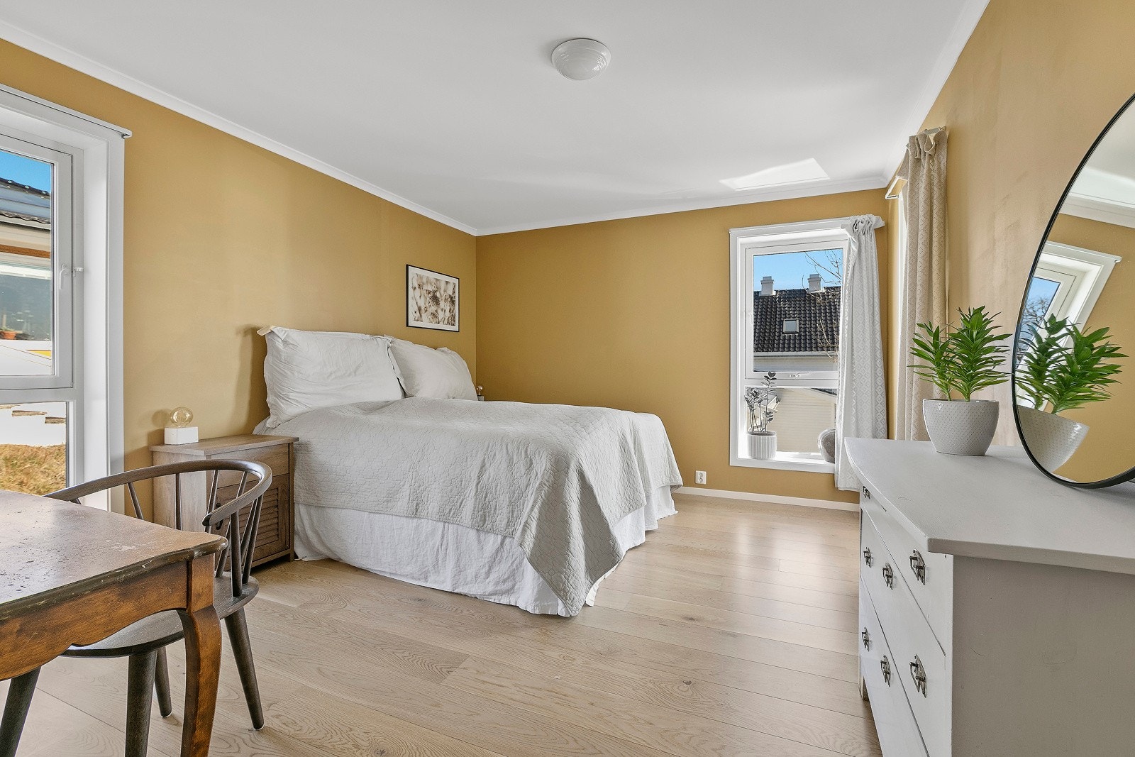 Hovedsoverom som ligger i en suiteløsning med adkomst via walk-in garderobe Galleribilde