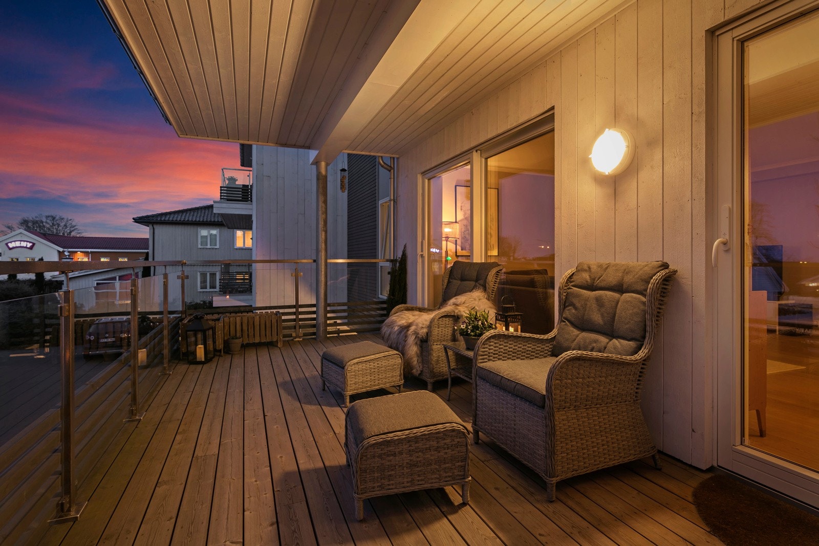 Fra stuen er det utgang til en overbygget veranda Galleribilde