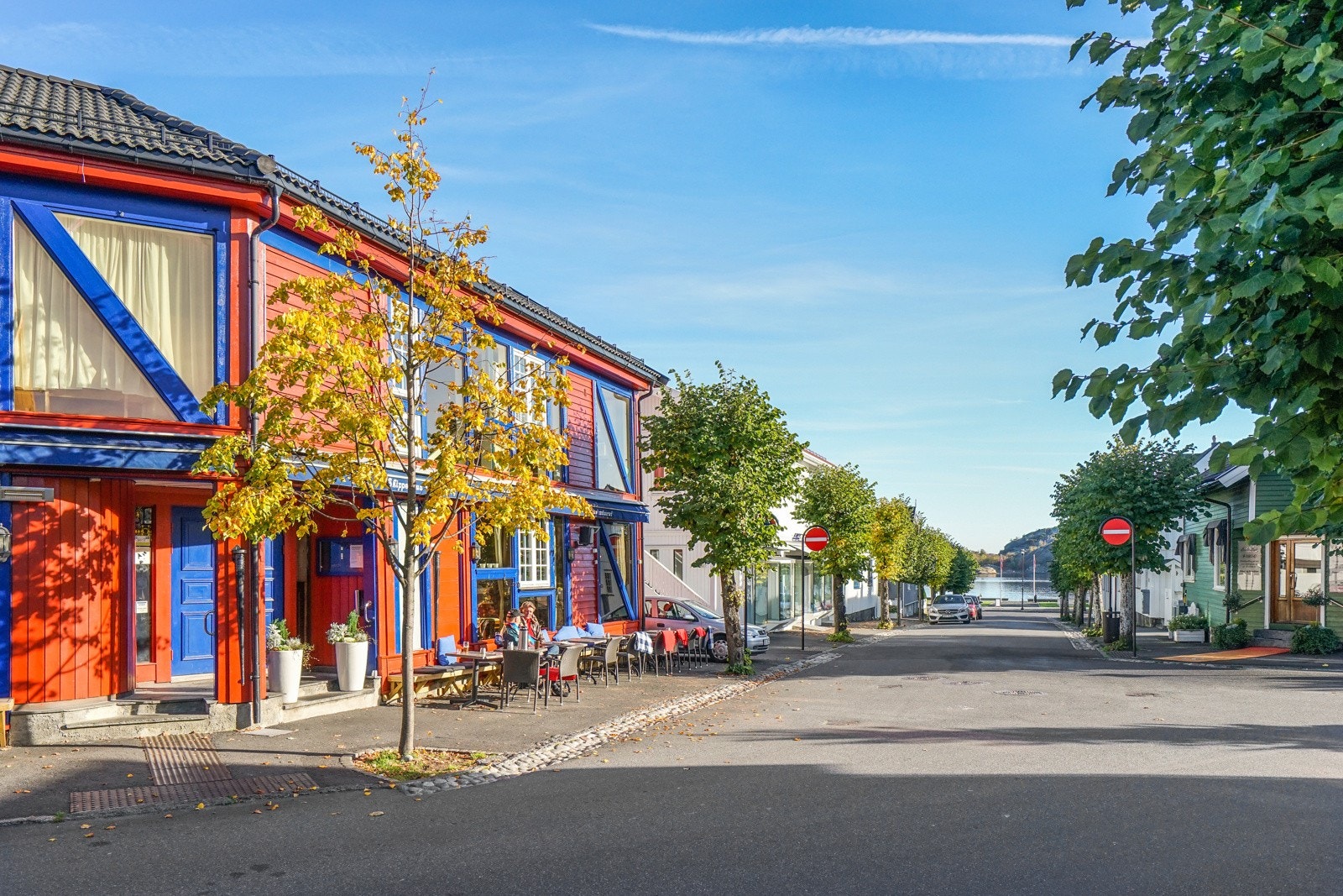 Stavern by med blant annet resturanter, bakerier og butikker Galleribilde