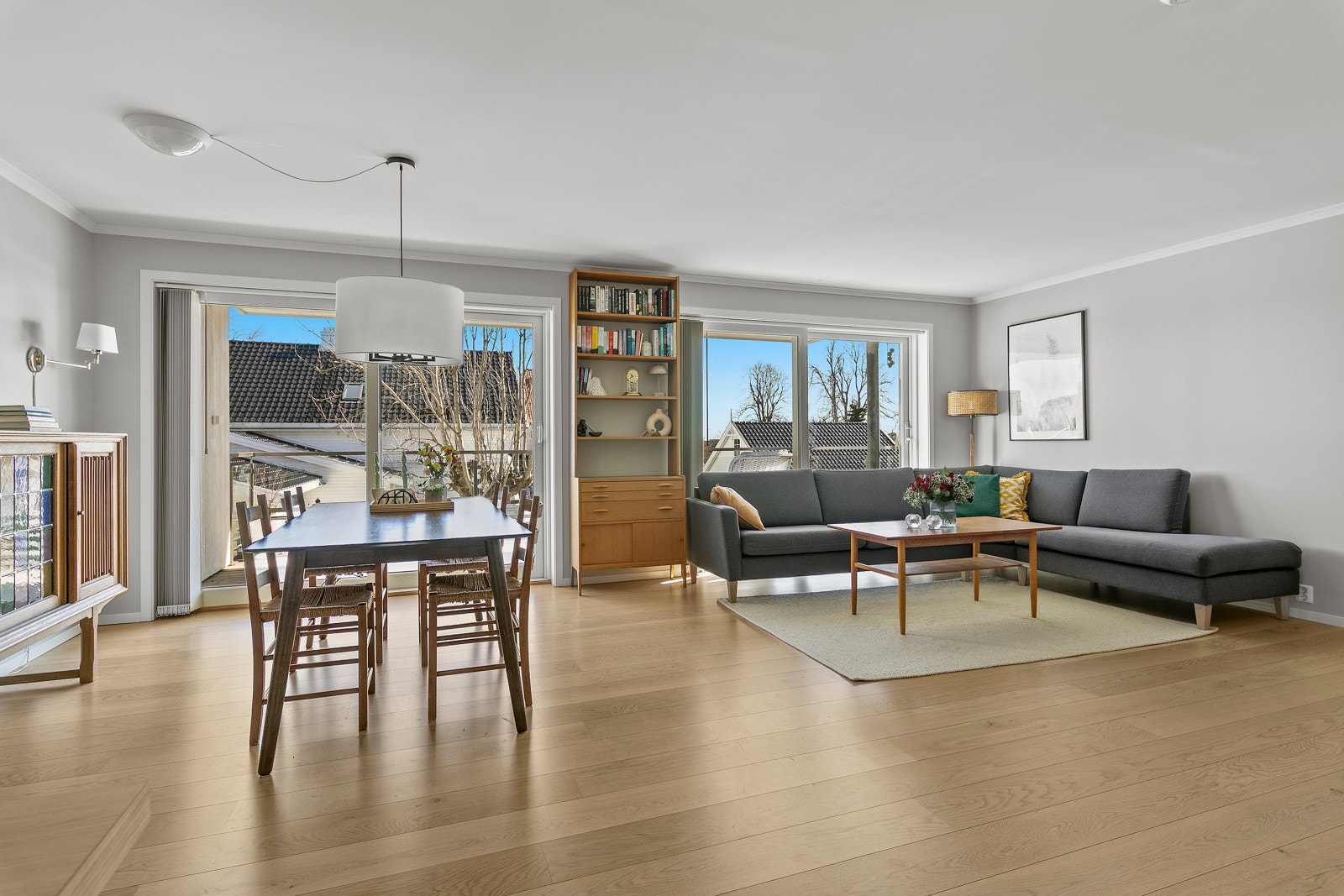 De store vindusflatene sikrer rikelig med lysinnslipp Galleribilde