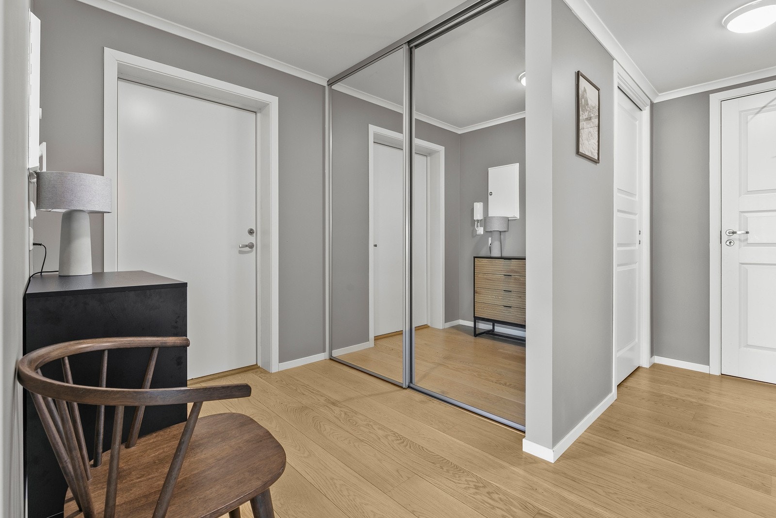 Gang med godt av oppbevaring i garderobeskap Galleribilde