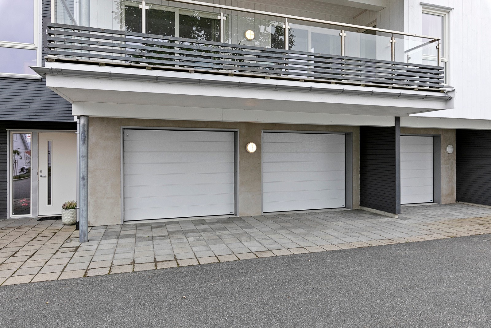 Garasje under leiligheten med bod Galleribilde