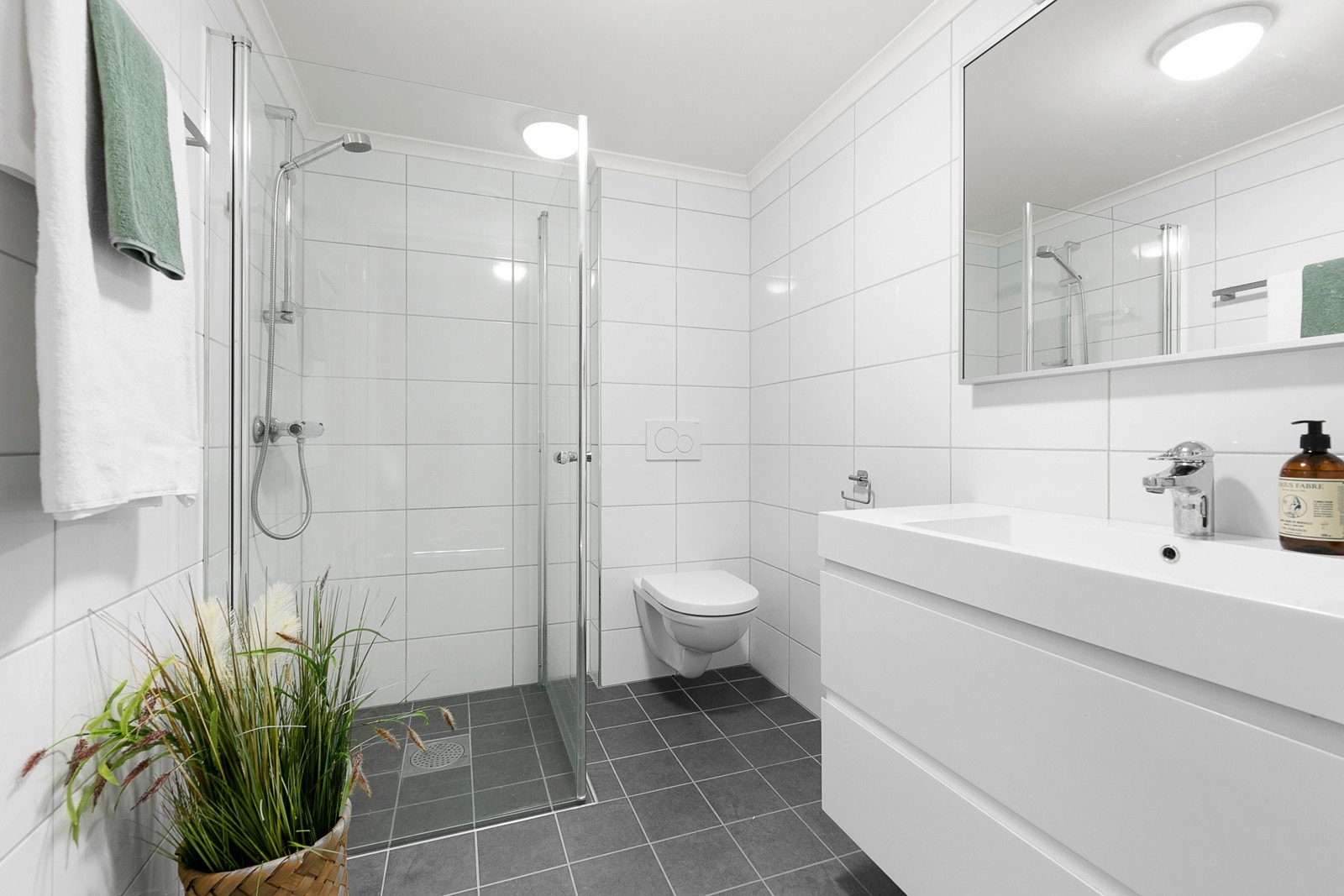 Bad i tilknytning til hovedsoverommet og walk-in Galleribilde