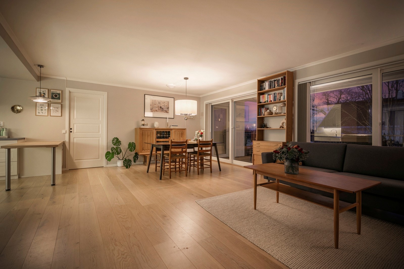 Det er flott enstavs eikeparkett på gulv og leiligheten er nylig malt i en innbydende fargepalett Galleribilde