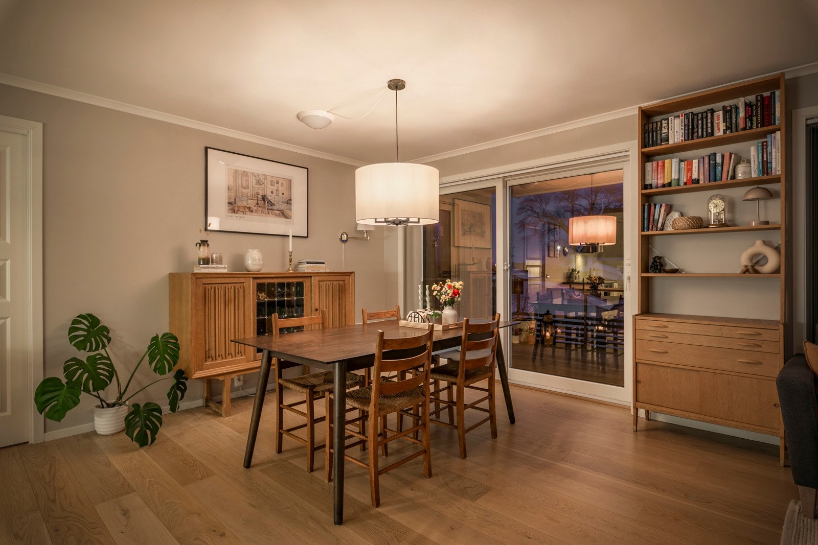 Spisestue med plass til å samle familie og venner Galleribilde