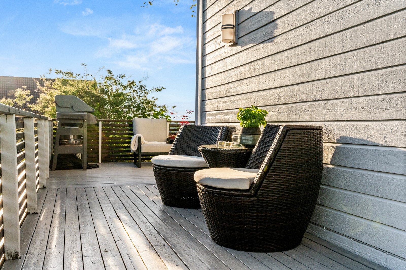 Her har man mulighet til å flytte seg etter solen, rundt huset. Galleribilde