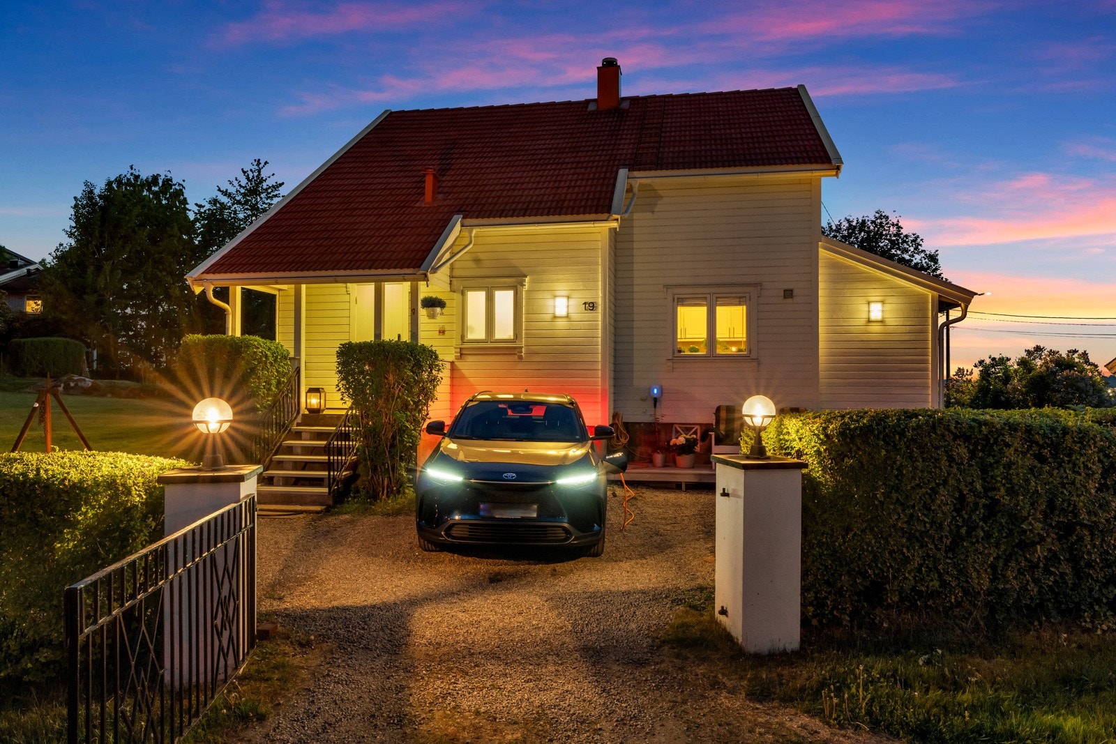 Huset fikk montert elbillader i 2023. Fin smijernsport inn til gårdsplassen. Galleribilde