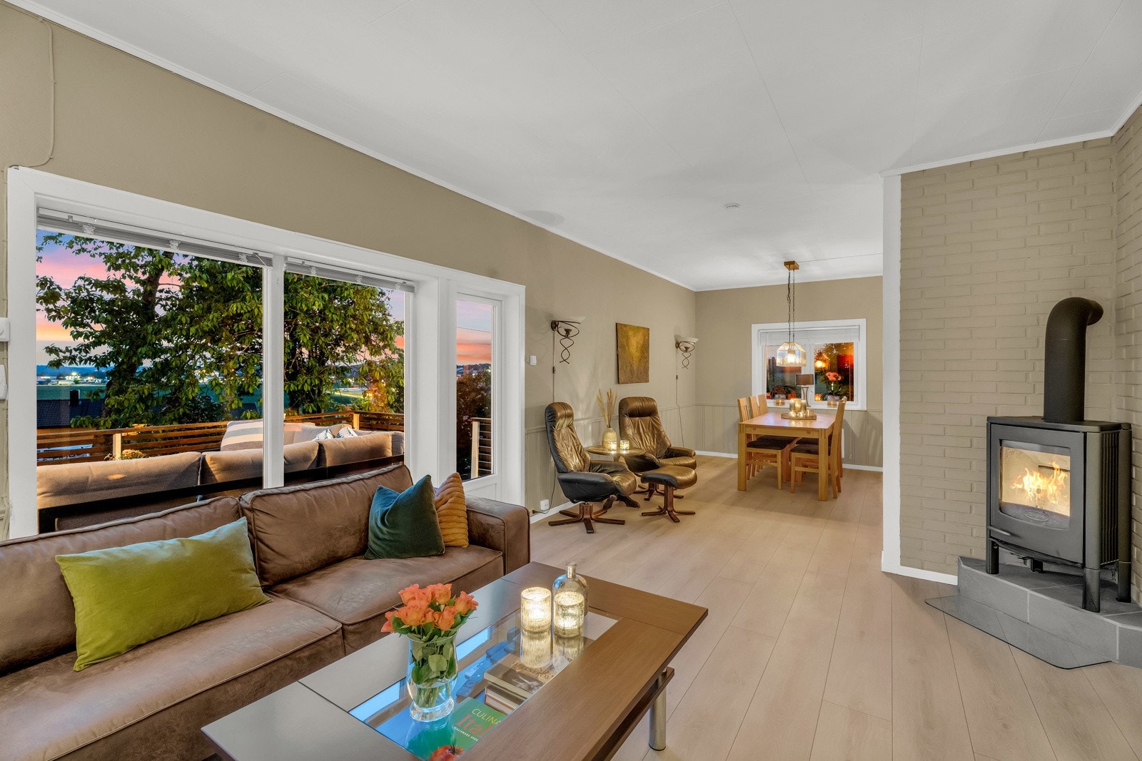 Stuen i 1. etasje har god plass til salong og spisestue, og er utstyrt med vedfyring. Galleribilde