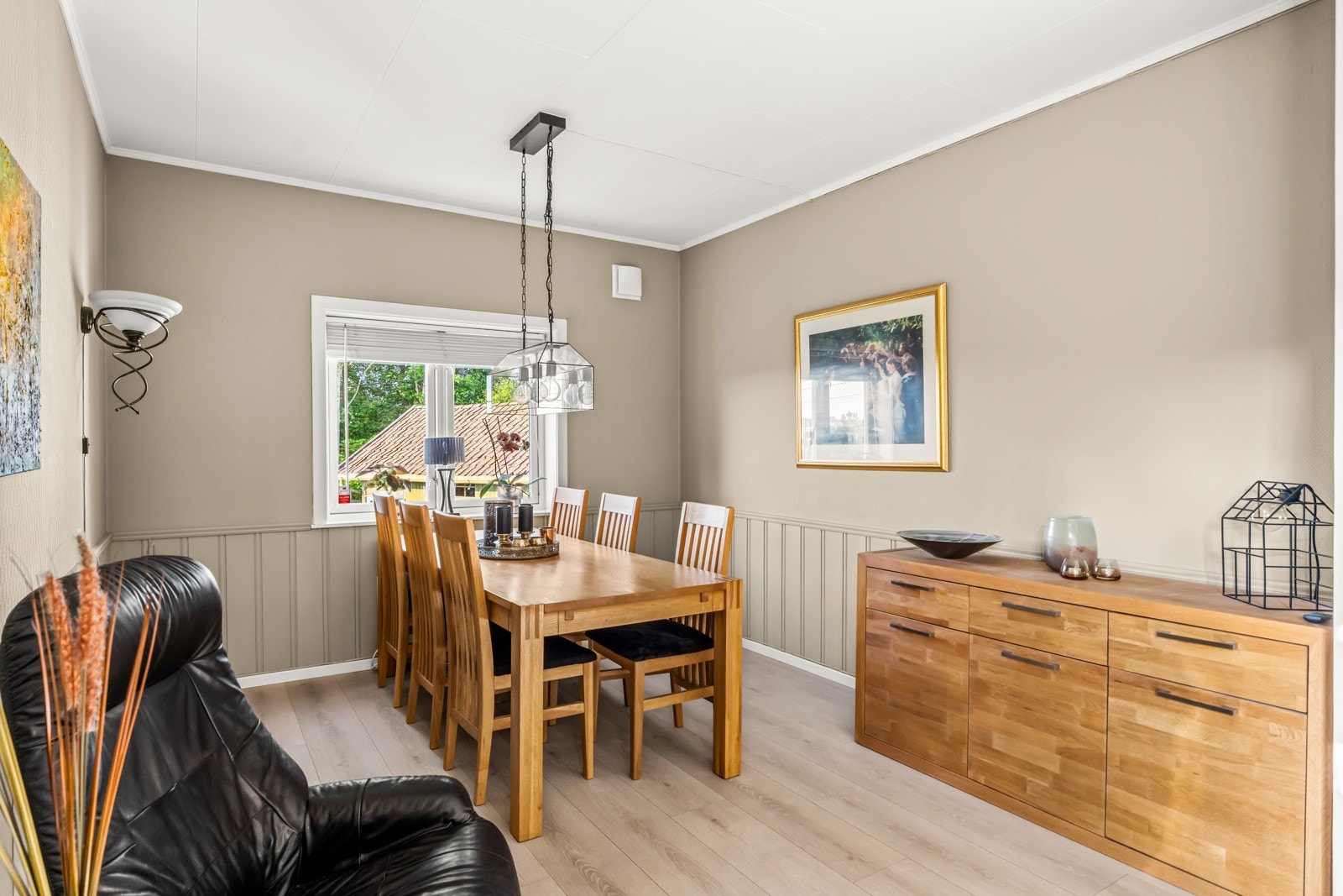 Moderne fargevalg i stuen. Galleribilde