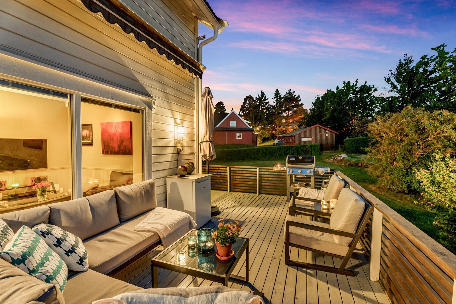 Stor, vestvendt veranda på 26 kvadratmeter. Galleribilde