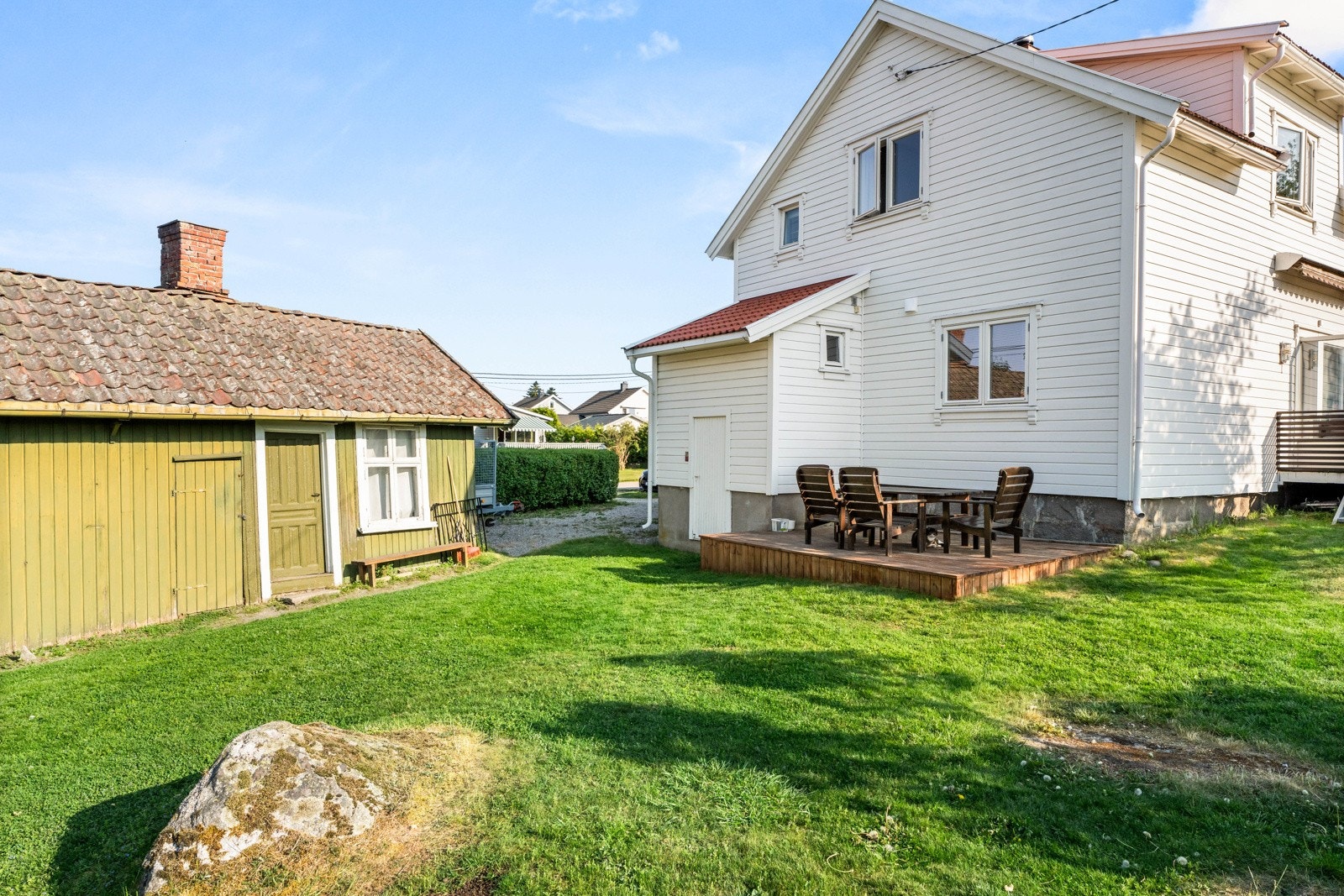 Det er også et uthus på tomten, med behov for renovering. Galleribilde