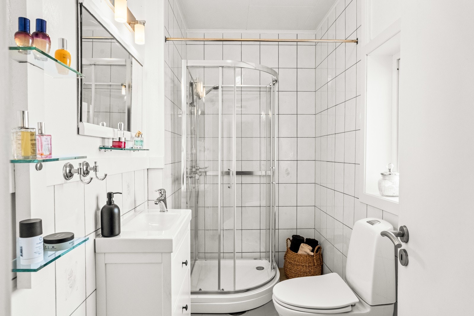 I 1. etasje er det et flislagt bad med varme i gulv. Kabinettet er fra 2024. Galleribilde