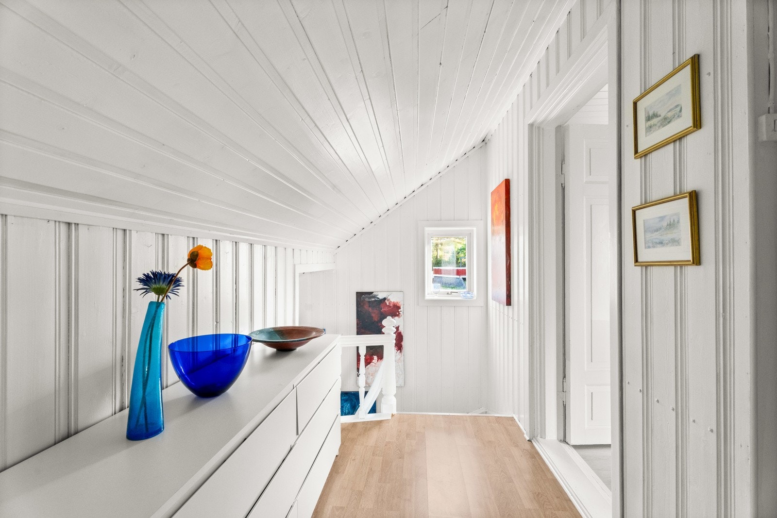 Oppe i boligens 2. etasje finner vi 2 romslige soverom, en ekstra stue, samt en bod innredet som vaskerom. Galleribilde