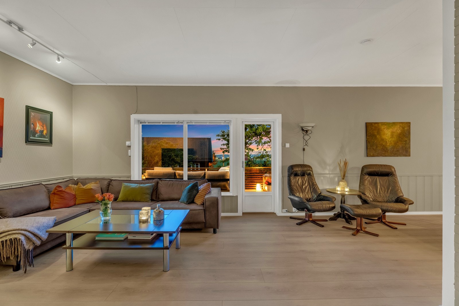 Den vestvendte uteplassen har utgang fra boligens stue. Galleribilde