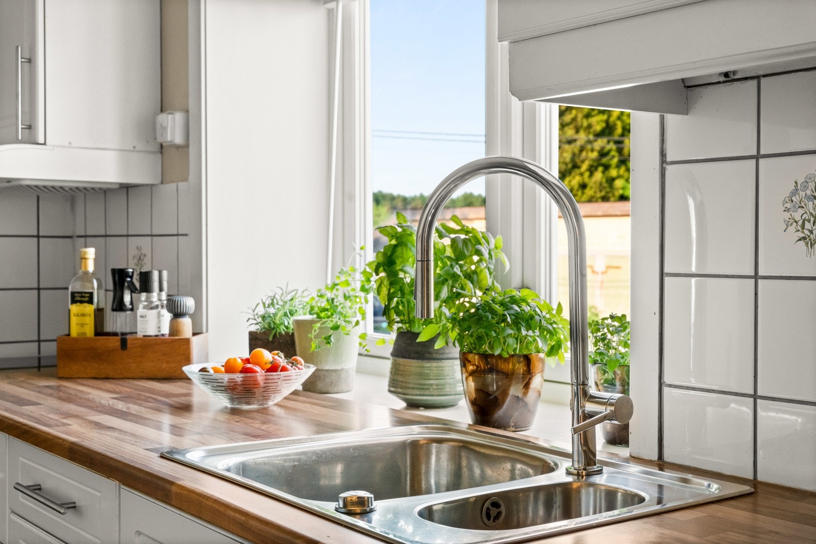 Kjøkkenet ble sist fornyet i 2010 med nye fronter, benkeplate og vask. Galleribilde