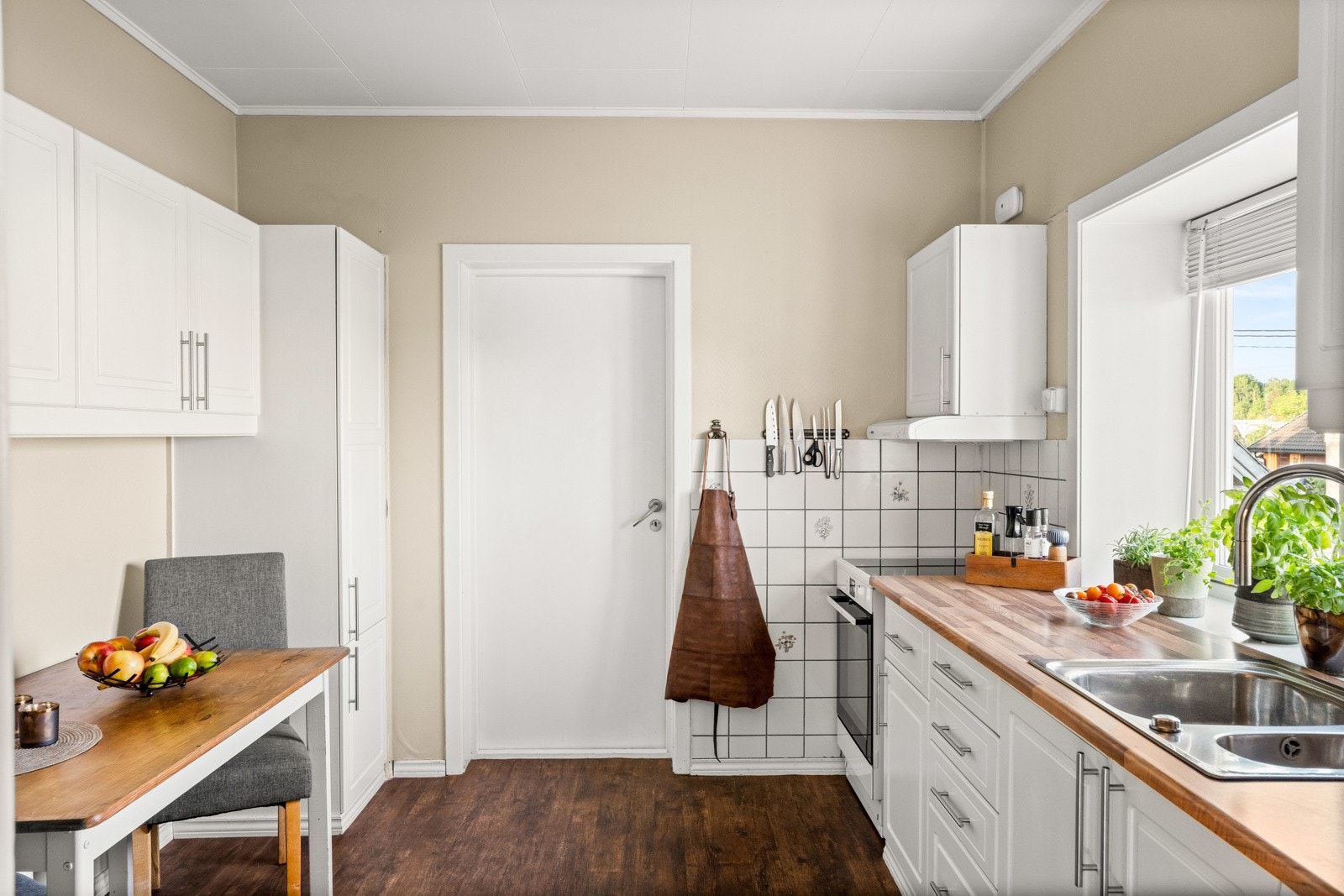 På dagtid er det godt med naturlig lys i rommene. Innenfor kjøkkenet er det en praktisk bod. Galleribilde