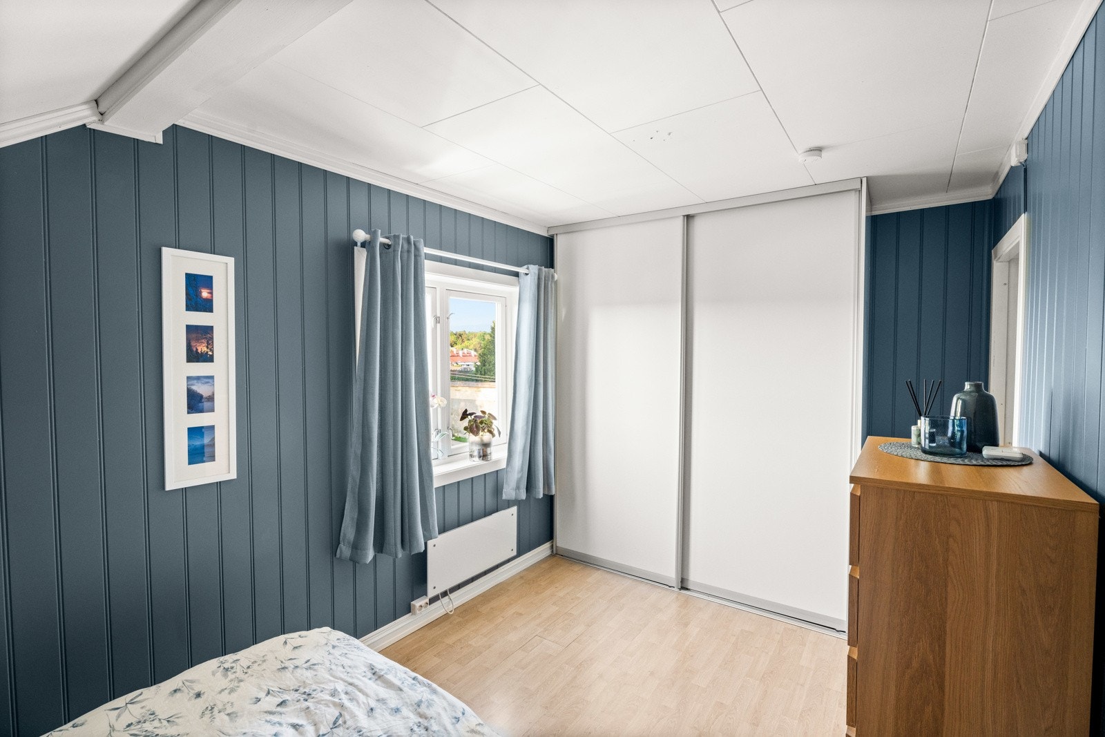 Soverommet er innredet med en praktisk skyvedørsgarderobe. Galleribilde