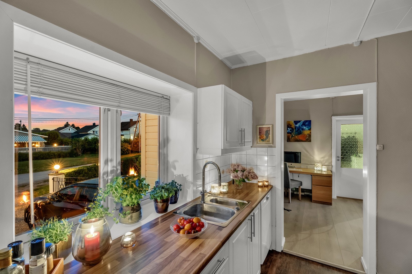 Huset har en lyst kjøkken i 1. etasje. Galleribilde