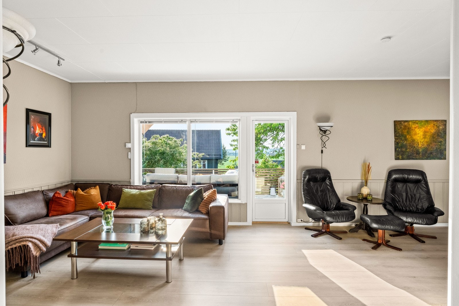 Her kan man nyte solnedgangene både inne i stuen... Galleribilde