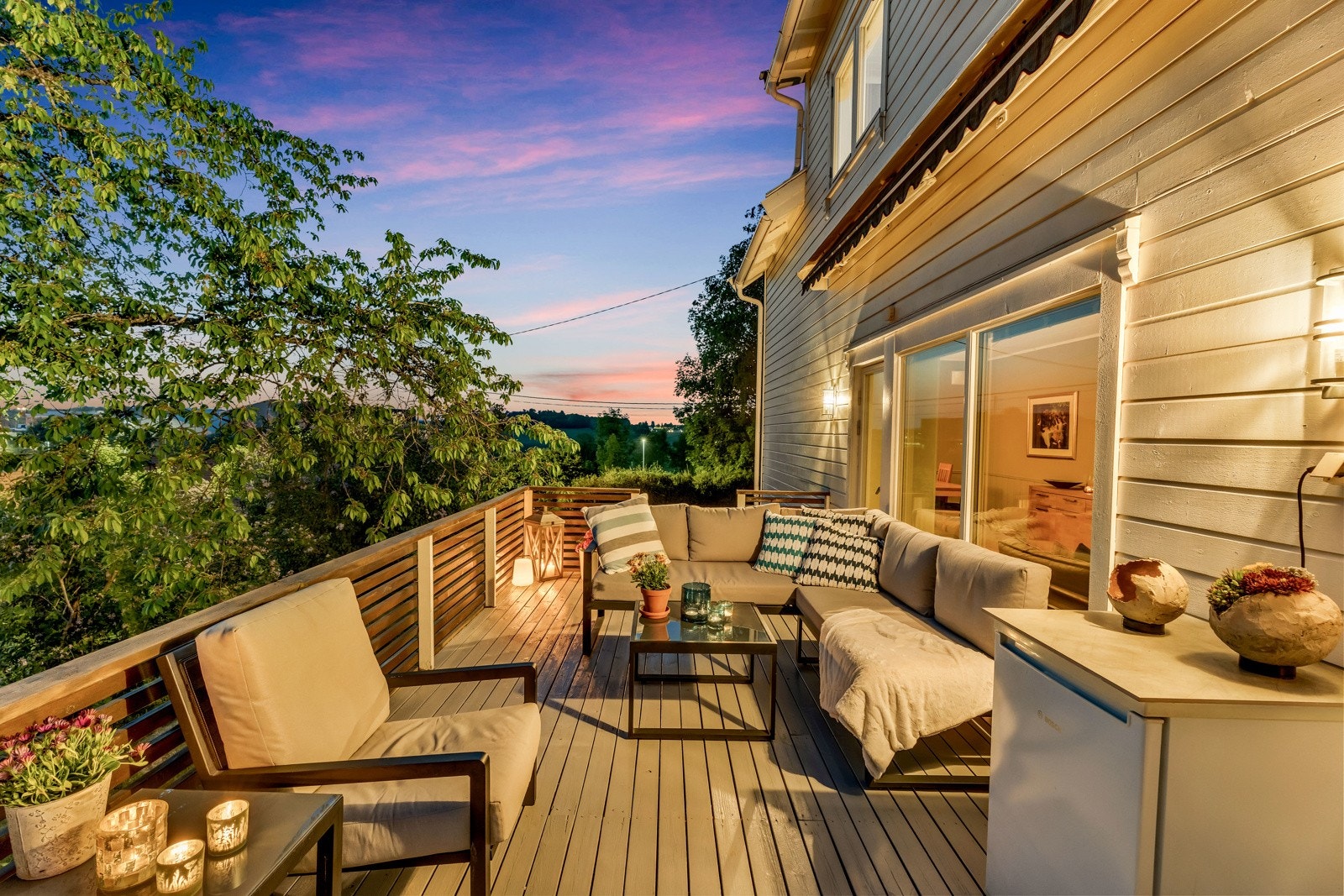 Huset ligger vestvendt, med flere gode uteplaser. Galleribilde