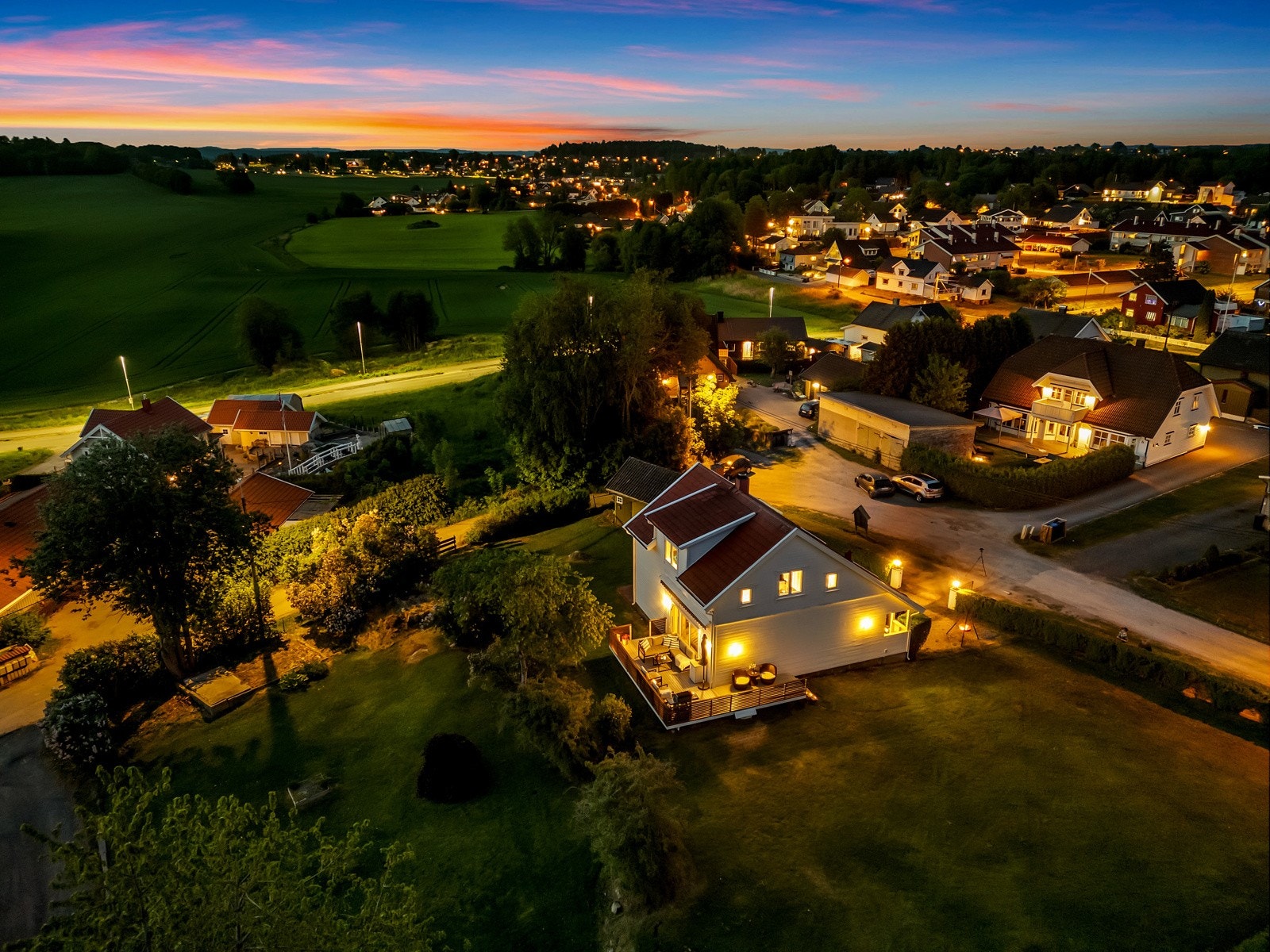 Velkommen til Skytterbråtveien 19, og til dette koselige huset på stor tomt. Galleribilde