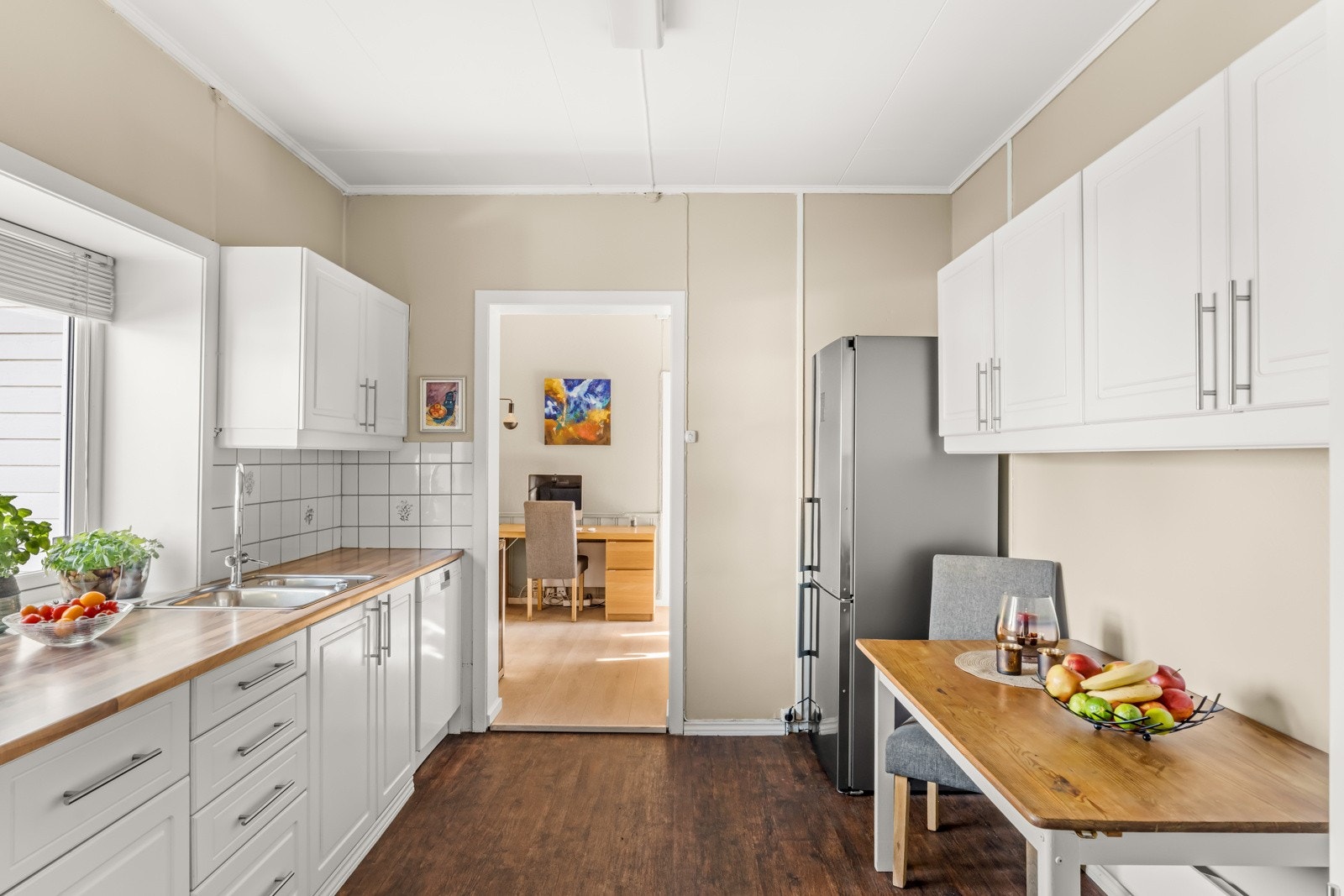 Utenfor kjøkkenet er det en mellomgang med plass til hjemmekontoret. Galleribilde