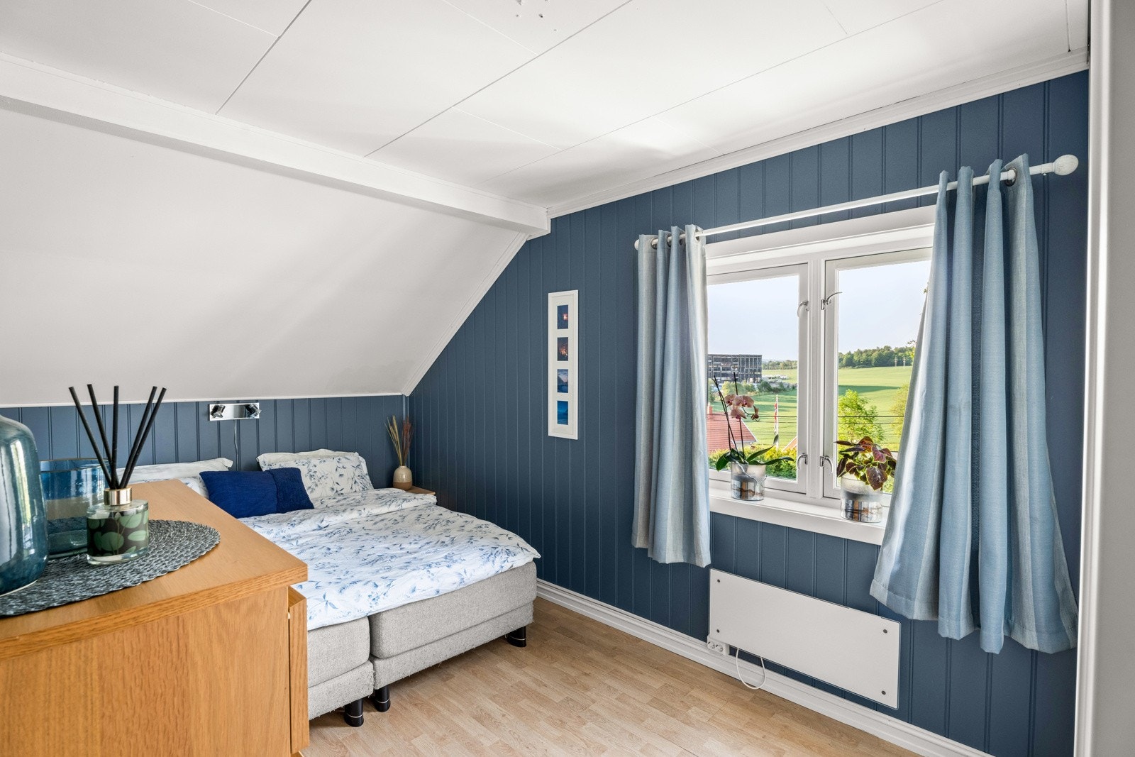 Stort hovedsoverom med god plass til dobbelseng. Galleribilde