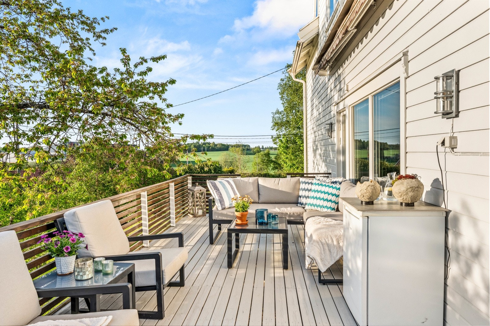 .. og naturligvis ute på den store verandaen. Galleribilde
