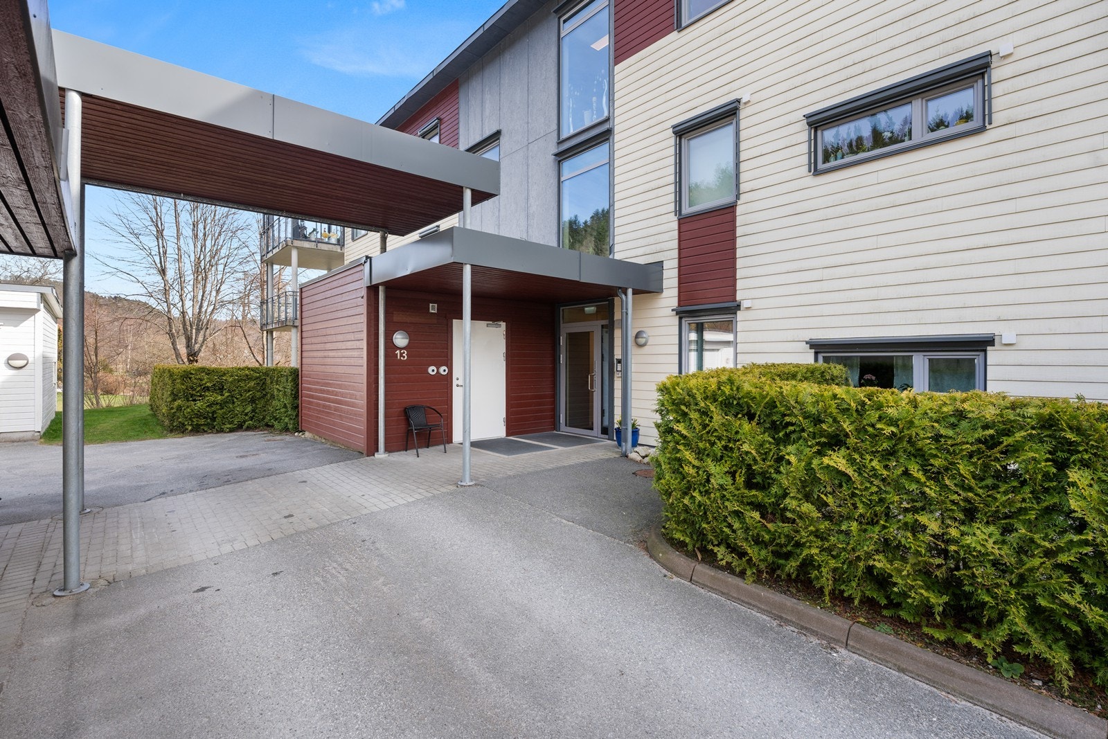 Felles inngang med garasjeplass og tilhørende bod
like til venstre i bilde Galleribilde