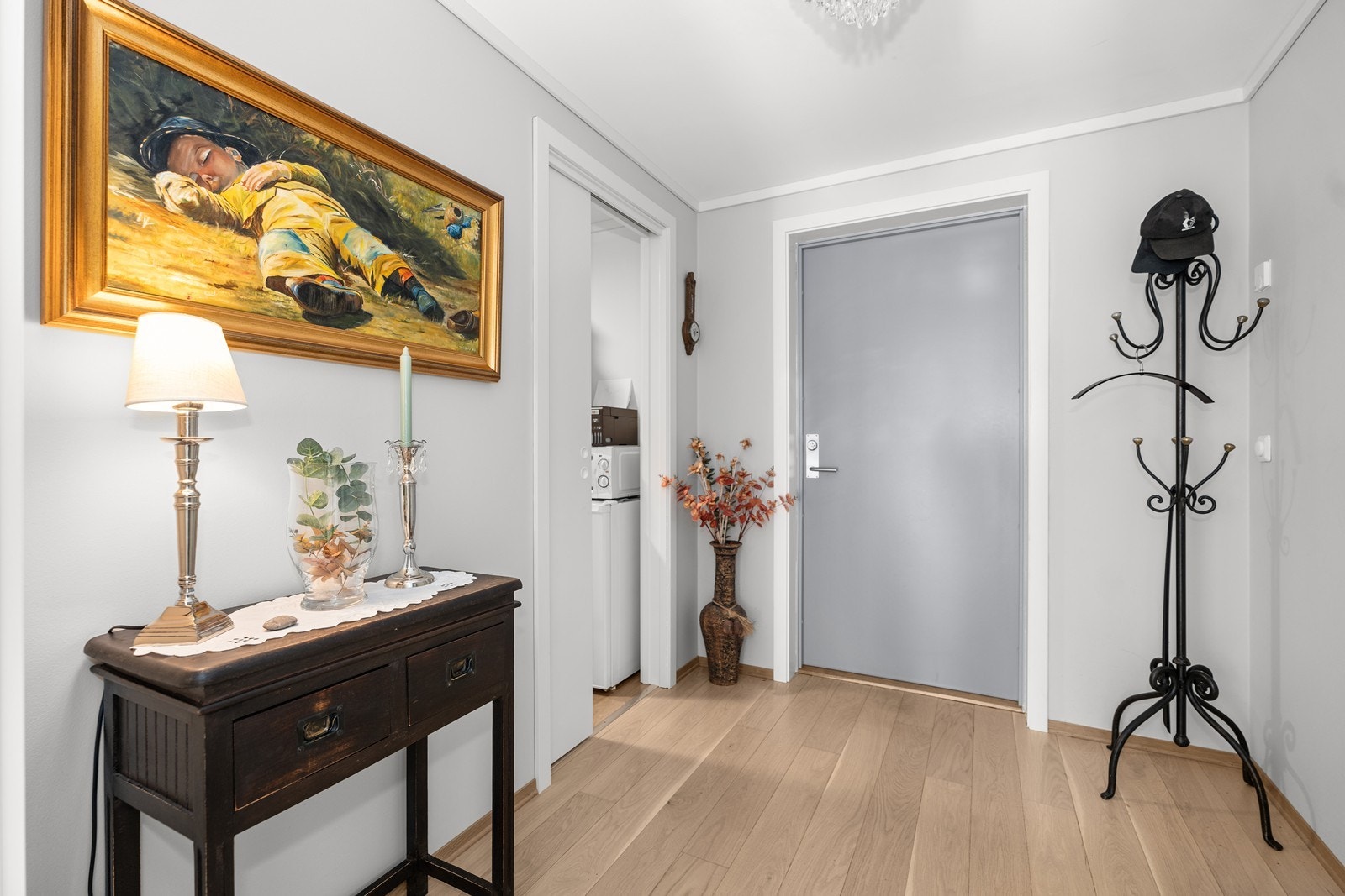 Velkommen inn i gangen, til venstre er det bod Galleribilde