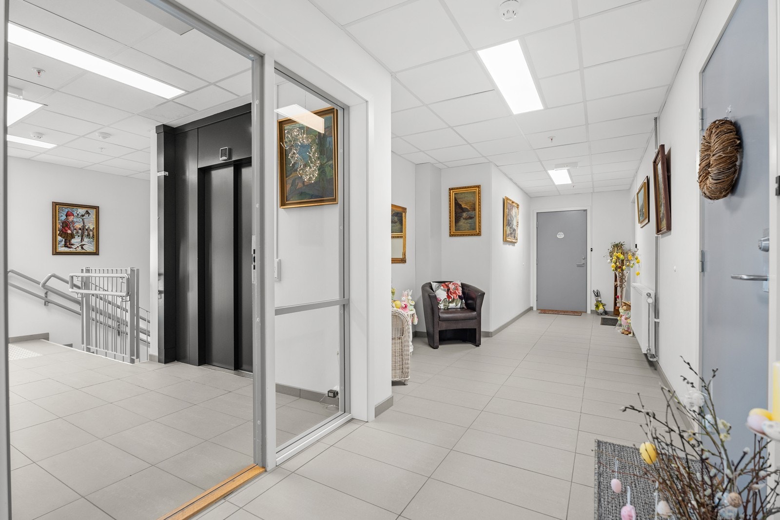 Heisen er plassert like ved inngangsdøren til leiligheten Galleribilde