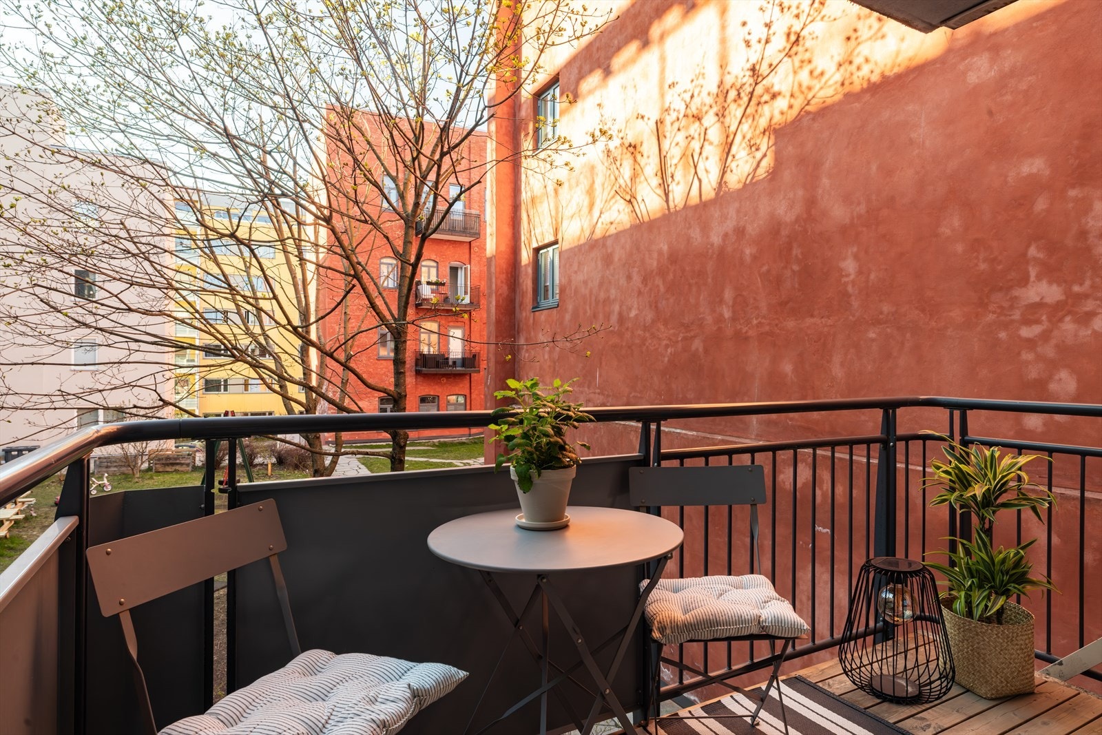 God plass til både utemøbler og grill - perfekt for å nyte sene sommerdager i solen. Galleribilde