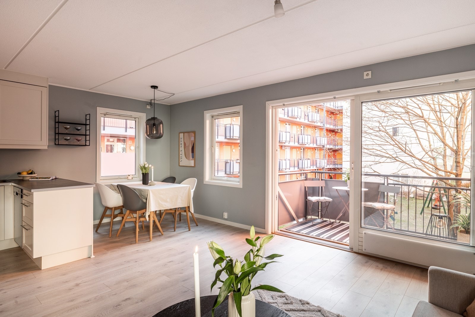 Gulvet er belagt med slitesterkt laminat som både er praktisk og pent. Galleribilde