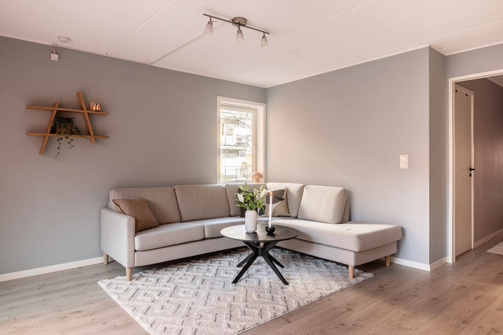 Siden dette er en endeleilighet med vinduer fra flere vinkler, har den ekstra godt med lys inn. (Hylla på veggen medfølger ikke). Galleribilde