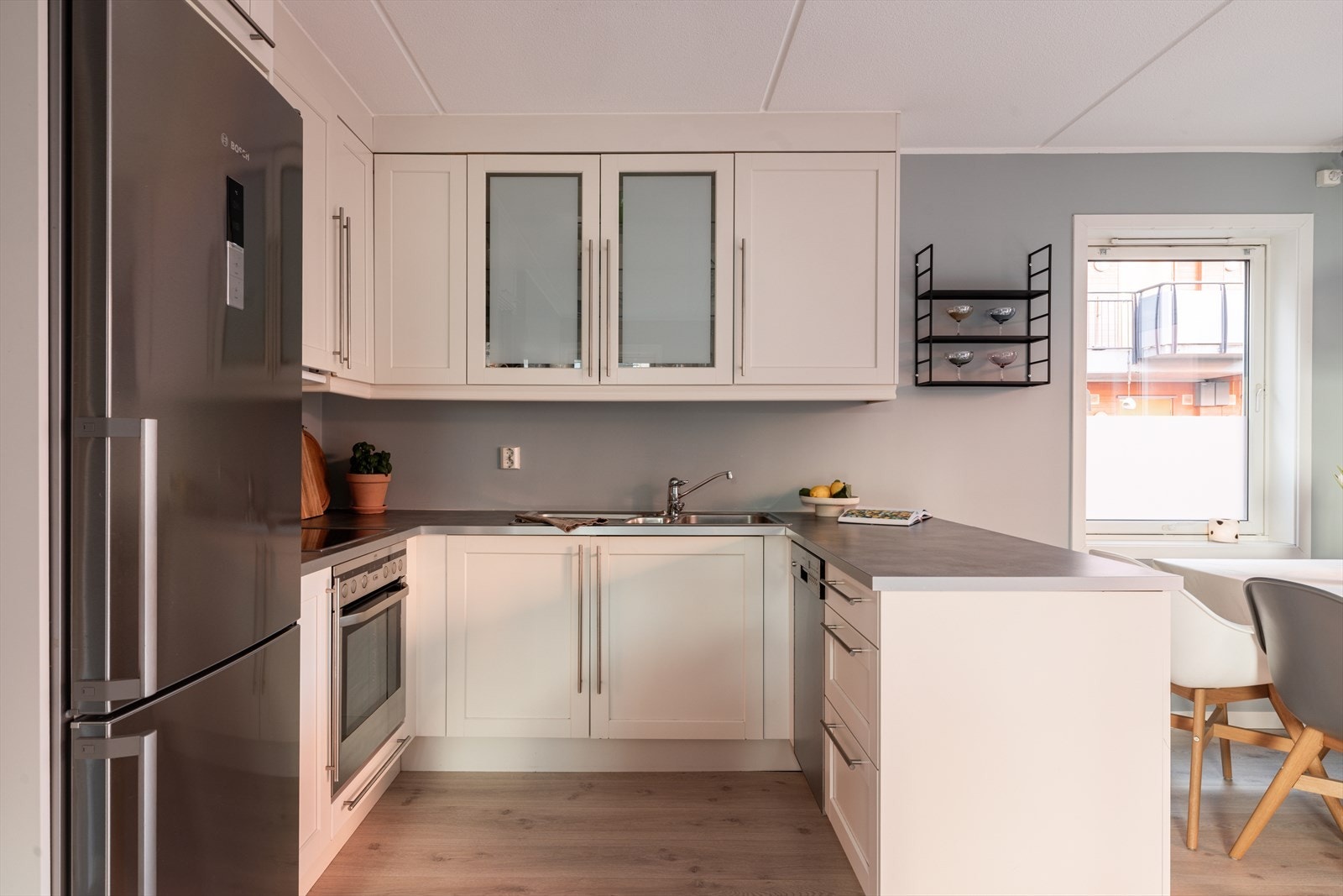 U-formen på kjøkkenet bidrar til en romslig og funksjonell arbeidsflate, samtidig som du får mye skapplass. Galleribilde