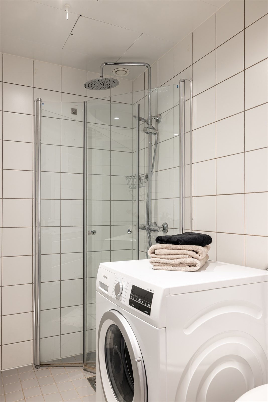 Oppgraderinger i 2022 inkluderer bytte av dusjdører, servant, blandebatteri i dusj og vask. I 2024 ble deler av silikonfugene fornyet. Galleribilde