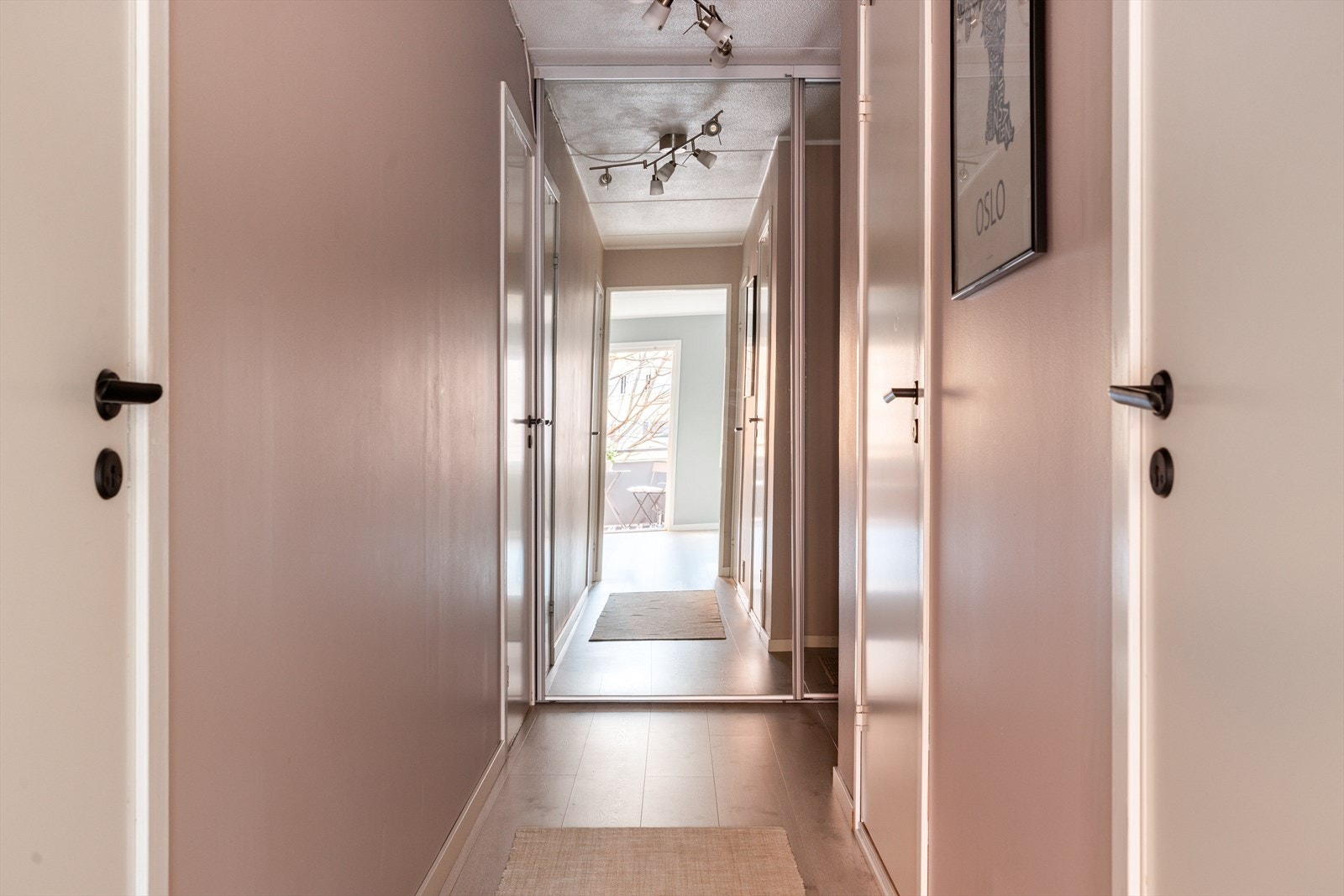 Lys og innbydende gang. Galleribilde