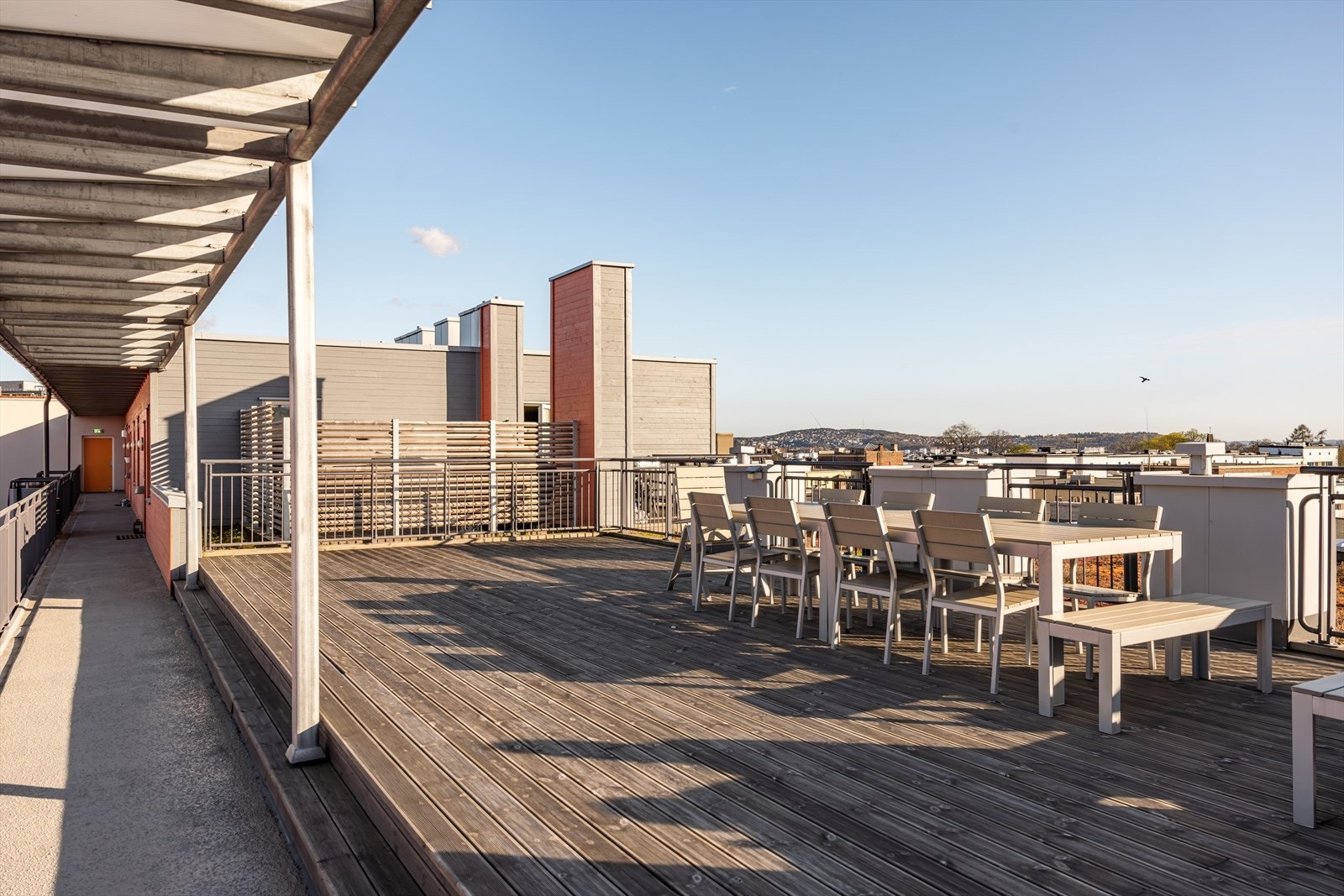 På toppen av bygget er det felles takterrasse med gode sittegrupper. Galleribilde