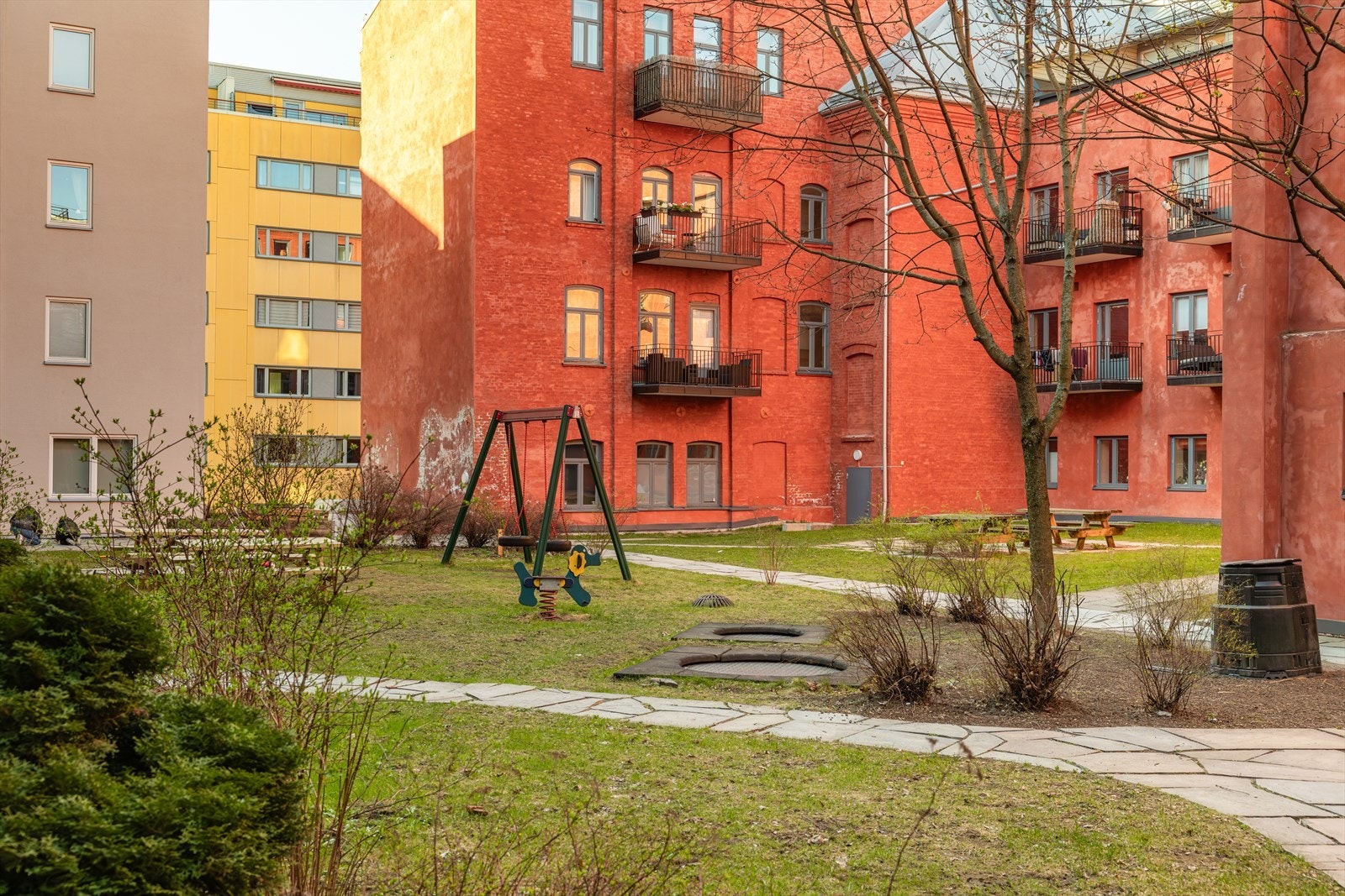 I uteområdet finner vi sitteplasser og lekeapparater som passer perfekt til de små. Galleribilde