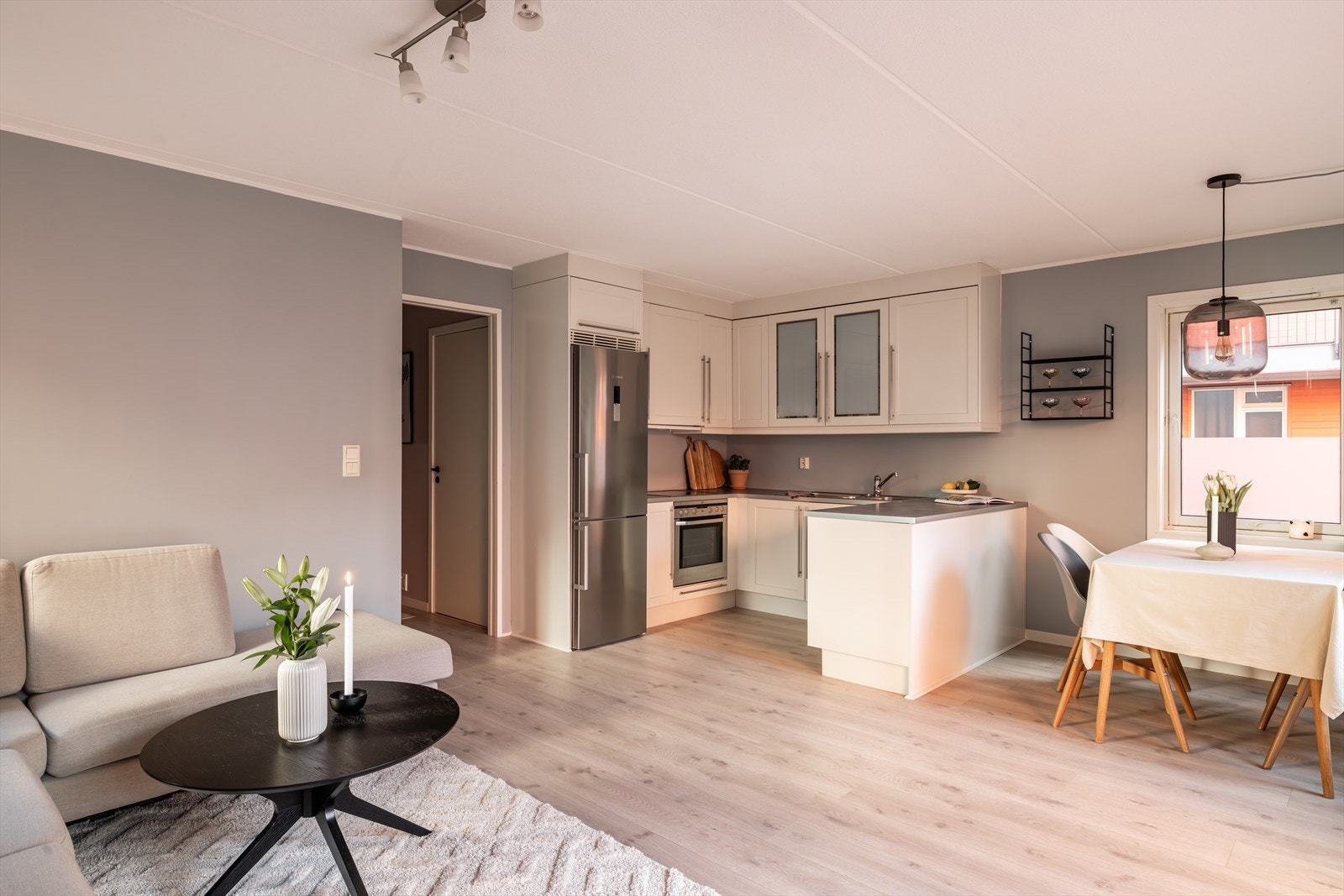 Stuen og kjøkken utgjør et stort allrom og er det naturlige samlingspunktet i boligen. Galleribilde