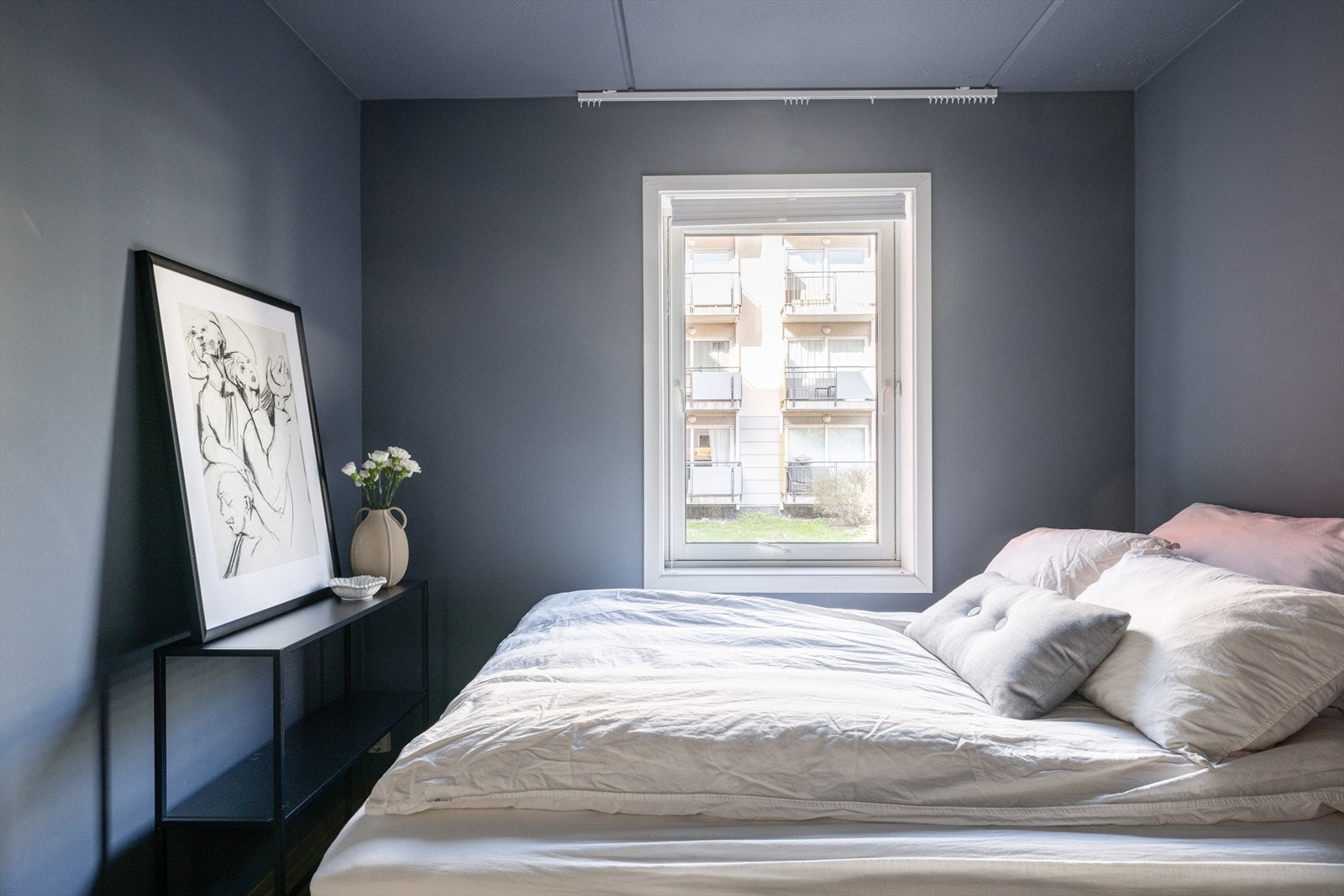 Leiligheten har to omtrent like store og romslige soverom. Galleribilde