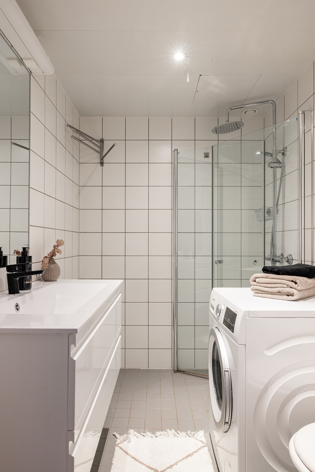 Badet er utstyrt med servant og moderne baderomsmøbel. Galleribilde