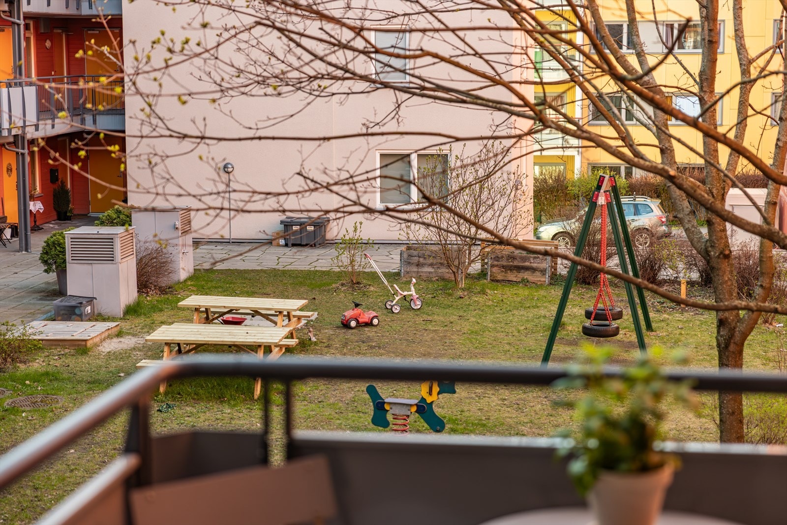 Leiligheten har utsyn utelukkende mot et stille og skjermet gårdsrom. Galleribilde