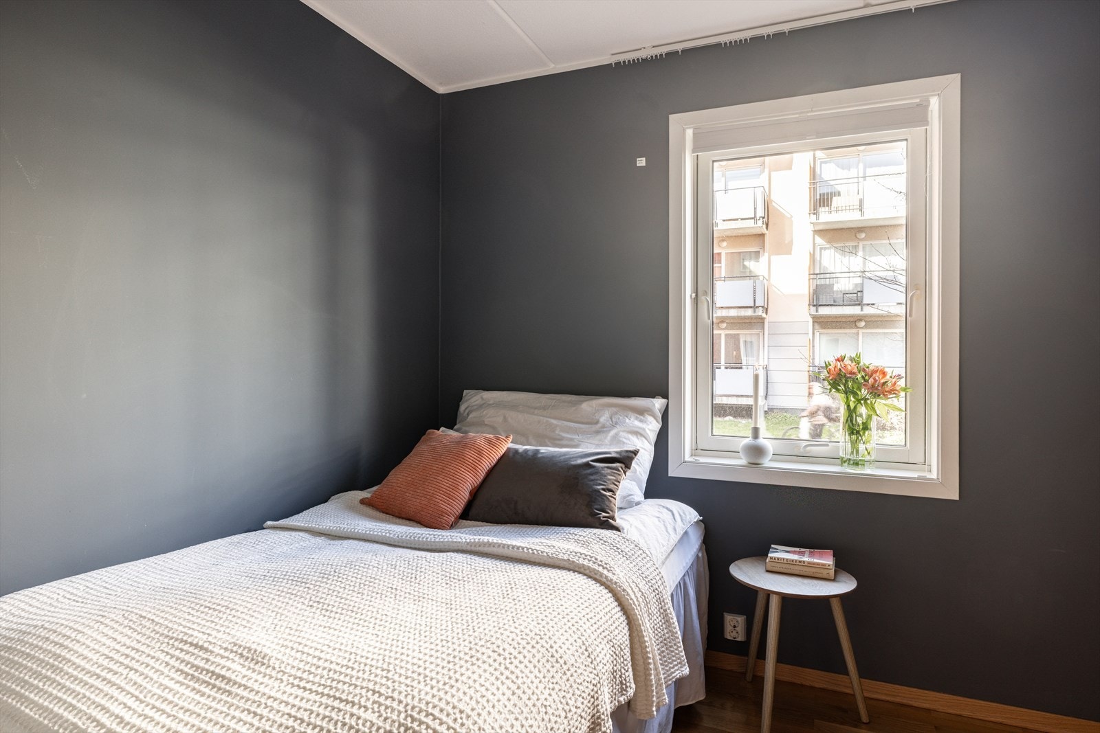 Veggene er malt i en mørk og behagelig farge som gir en lun atmosfære. Galleribilde