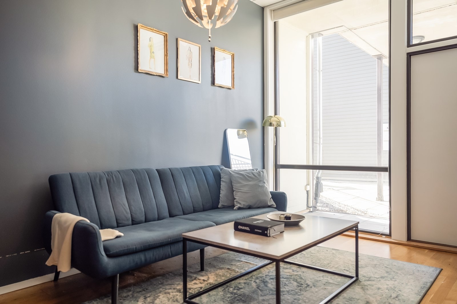 Her får du god takhøyde med rause vindusflater som gir godt med naturlig lys til stuen. Galleribilde