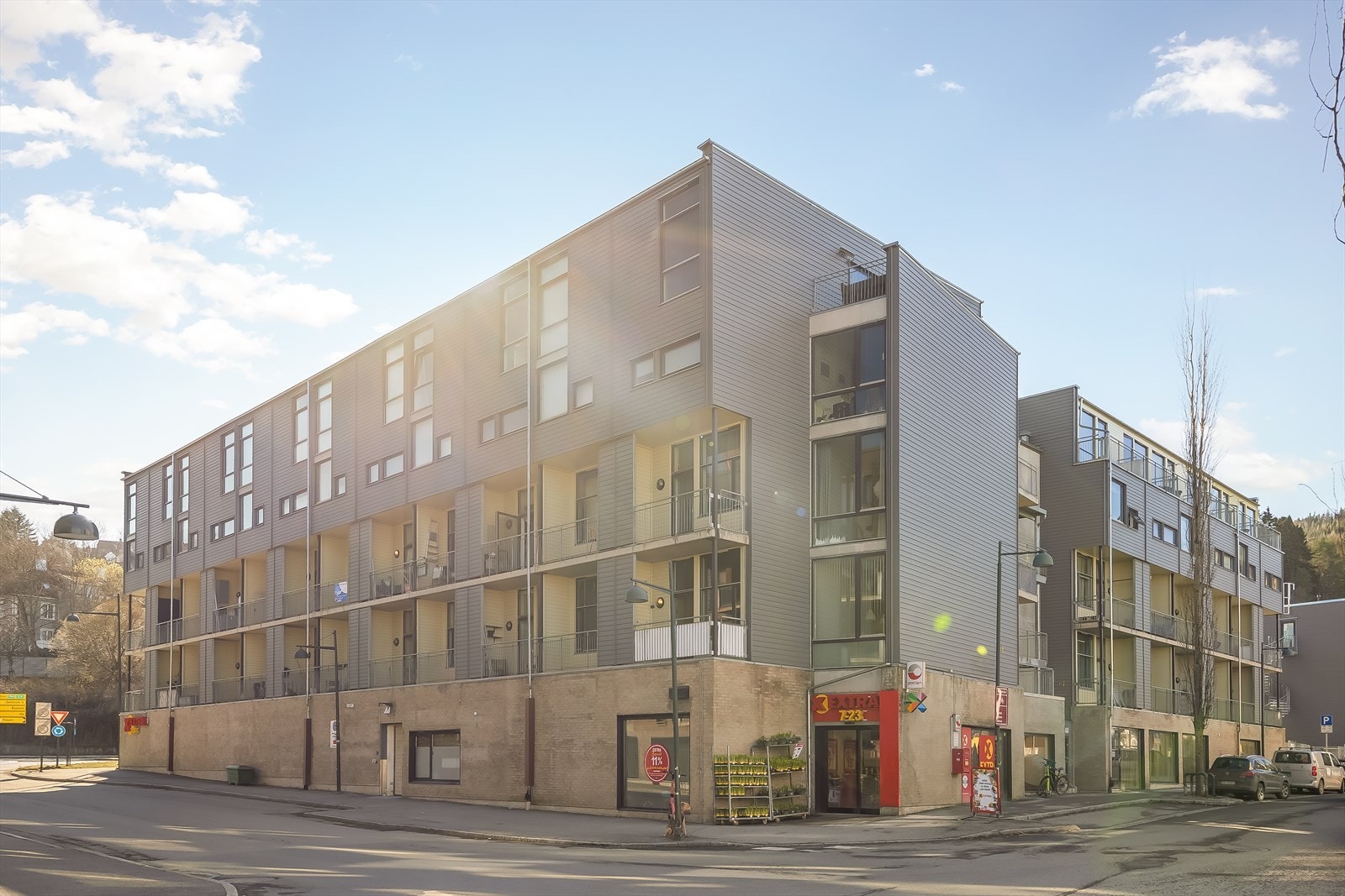 Under leiligheten finner man dagligvarehandel. Galleribilde