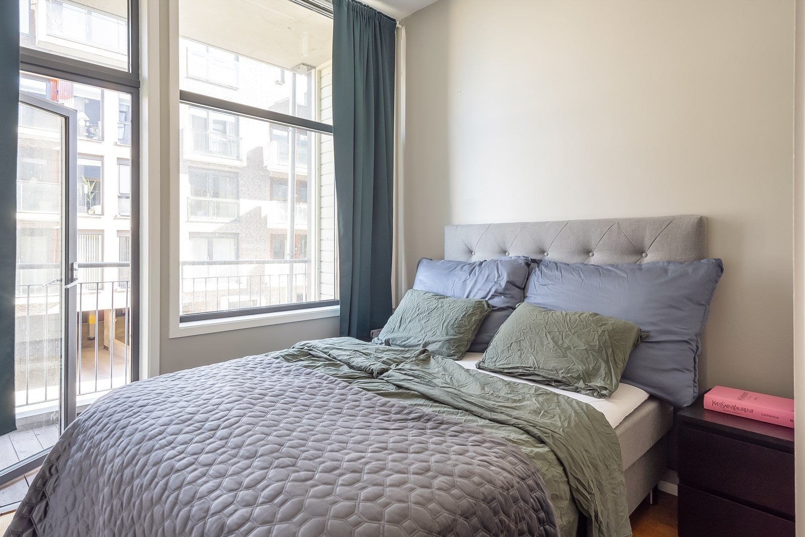 Soverommet er på 8,8 m². Her også får man rause vindusflater som bidrar til en lys og luftig atmosfære. Galleribilde