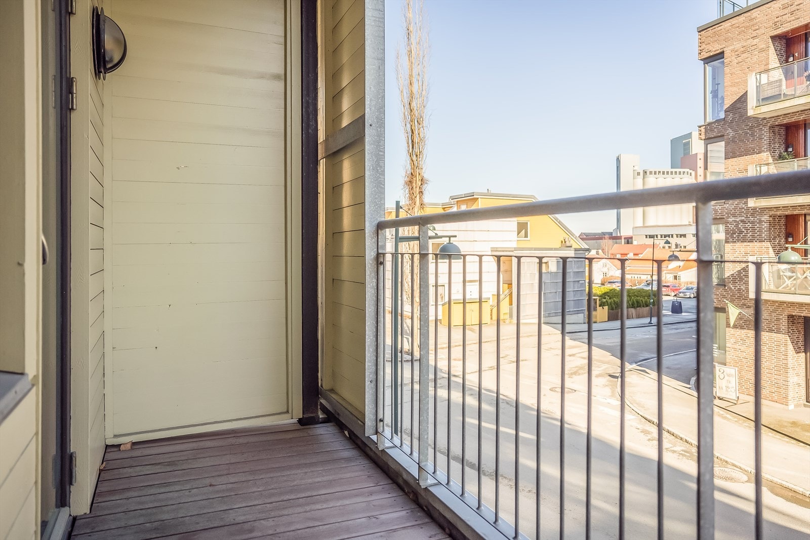 Balkongen måler 4,3 m² og ligger i 2. etasje fra gateplan. Galleribilde